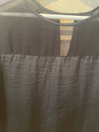 Blusa negra con transparencias