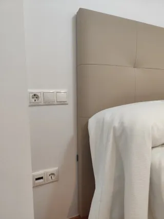 Cabecero tapizado piel beige de Banak