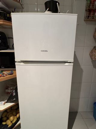 Nevera mediana usada en pocas ocasiones.
