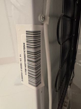 Nevera mediana usada en pocas ocasiones.