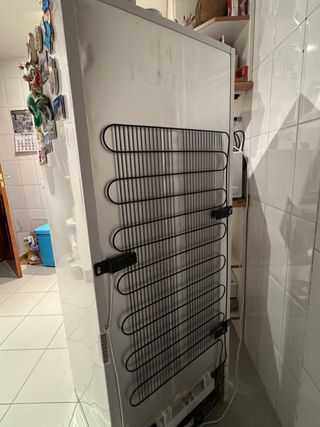 Nevera mediana usada en pocas ocasiones.