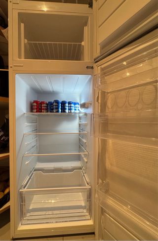 Nevera mediana usada en pocas ocasiones.