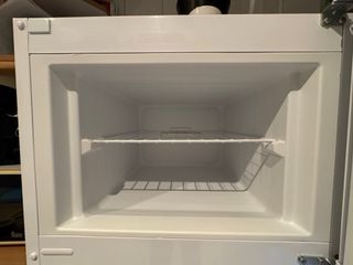 Nevera mediana usada en pocas ocasiones.