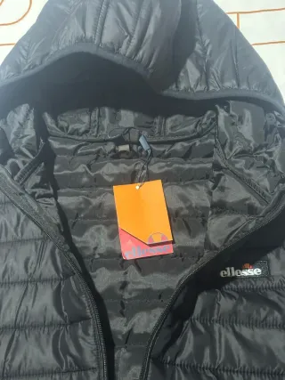 Chaqueta acolchada negra con capucha