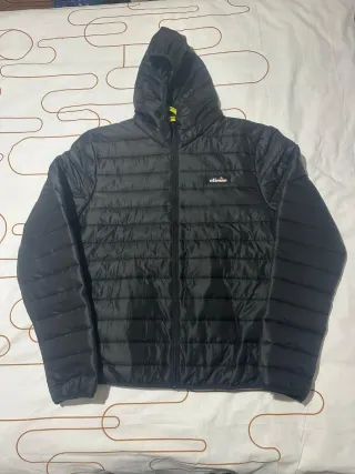 Chaqueta acolchada negra con capucha