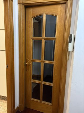 Puerta de madera con cristal