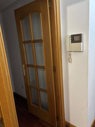Puerta de madera con cristal