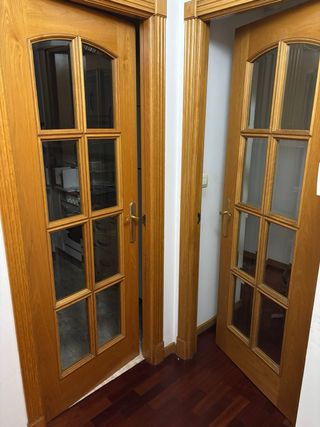 Puerta de madera con cristal