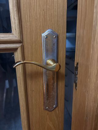 Puerta de madera con cristal