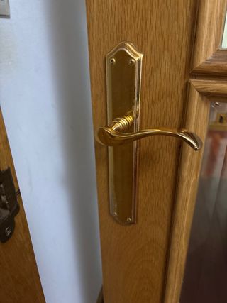 Puerta de madera con cristal