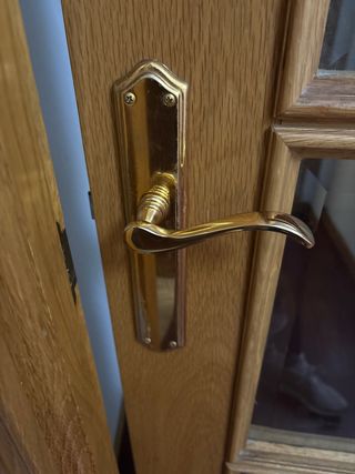 Puerta de madera con cristal