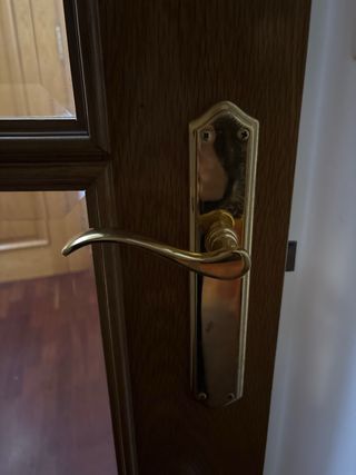 Puerta de madera con cristal