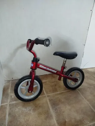 Bicicleta de aprendizaje roja