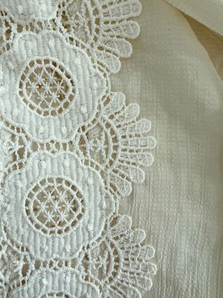 Blusa color crudo con bordados. Mango. Nueva