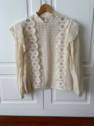 Blusa color crudo con bordados. Mango. Nueva