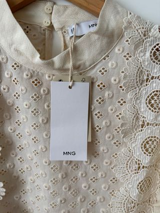 Blusa color crudo con bordados. Mango. Nueva