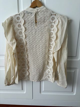 Blusa color crudo con bordados. Mango. Nueva