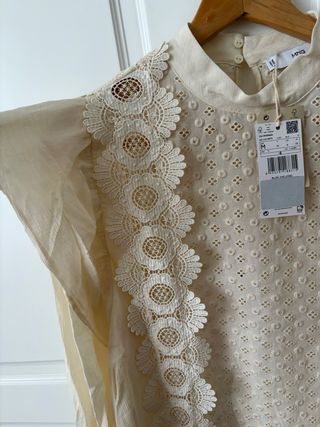 Blusa color crudo con bordados. Mango. Nueva