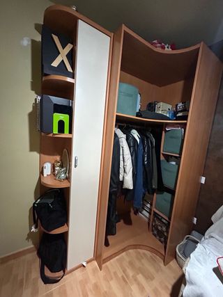 Armario esquinero madera y blanco