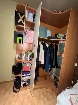 Armario esquinero madera y blanco