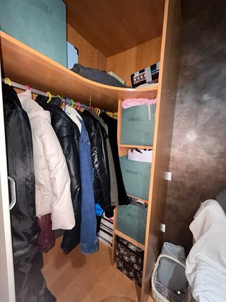 Armario esquinero madera y blanco