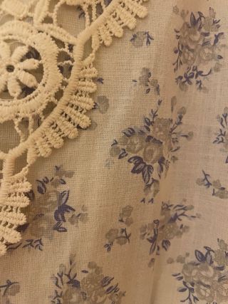 Blusa floral encaje beige y azul talla S