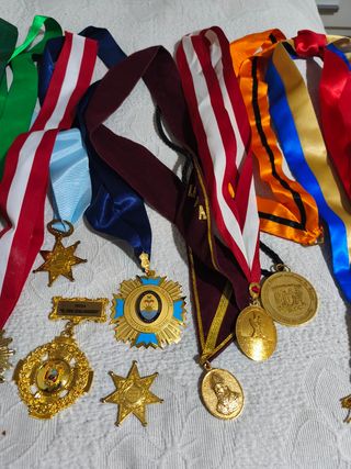 Lotes de medallas y cintas al Mérito Perú, Ecuador
