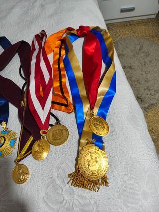 Lotes de medallas y cintas al Mérito Perú, Ecuador