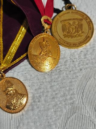 Lotes de medallas y cintas al Mérito Perú, Ecuador