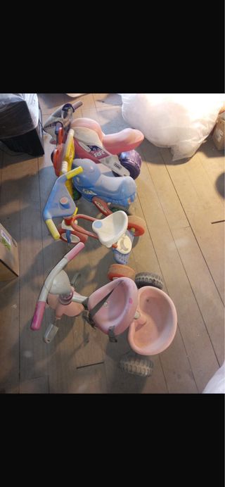 Lote de triciclos y motos infantiles