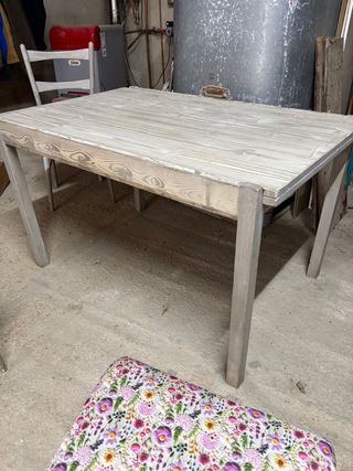 Mesa y 6 sillas de madera