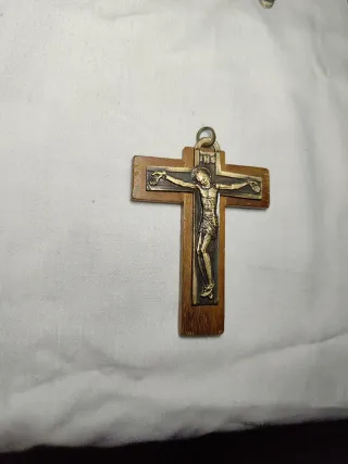 Crucifijo de madera con figura de Jesús