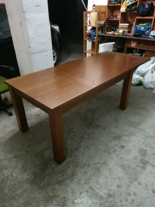 Mesa de comedor de madera marrón