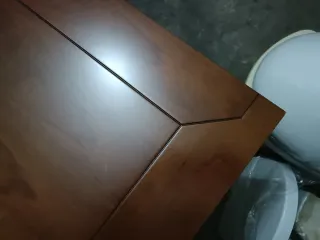Mesa de comedor de madera marrón