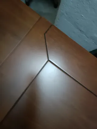 Mesa de comedor de madera marrón