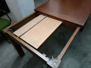 Mesa de comedor de madera marrón