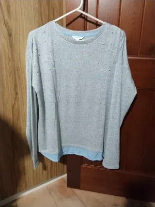 Jersey gris perlas y detalle azul