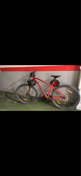 Bicicleta de montaña roja