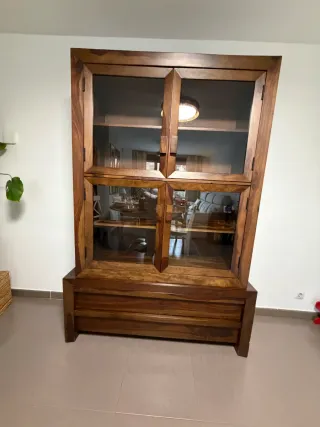 Alacena madera nogal con puertas de cristal