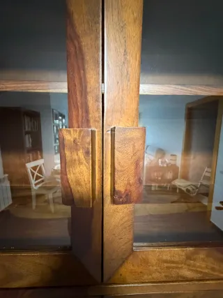 Alacena madera nogal con puertas de cristal