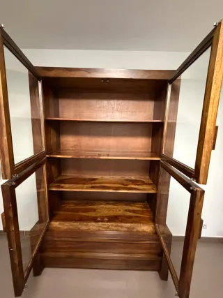 Alacena madera nogal con puertas de cristal