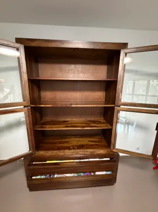 Alacena madera nogal con puertas de cristal