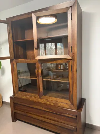 Alacena madera nogal con puertas de cristal