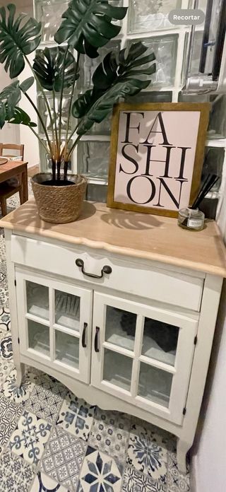 Recibidor blanco y madera con cristal