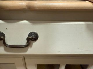 Recibidor blanco y madera con cristal