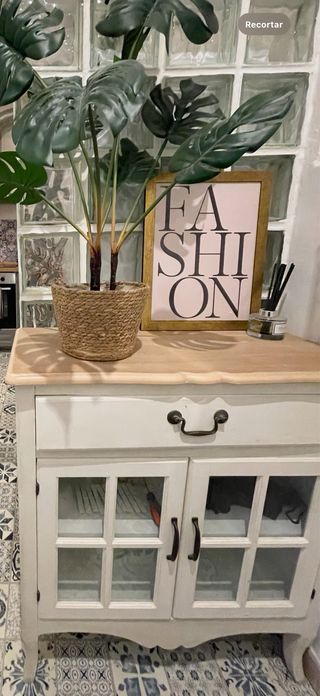 Recibidor blanco y madera con cristal