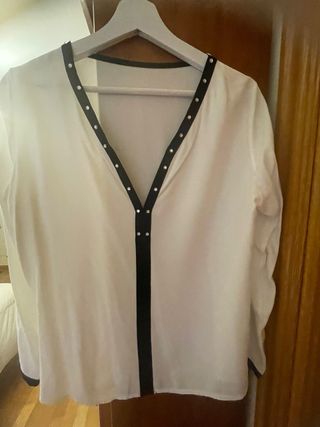 Blusa blanca con detalles negros
