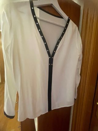 Blusa blanca con detalles negros