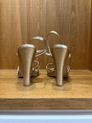 Sandalias de tacón doradas