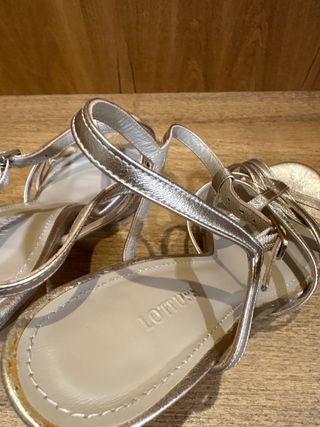 Sandalias de tacón doradas